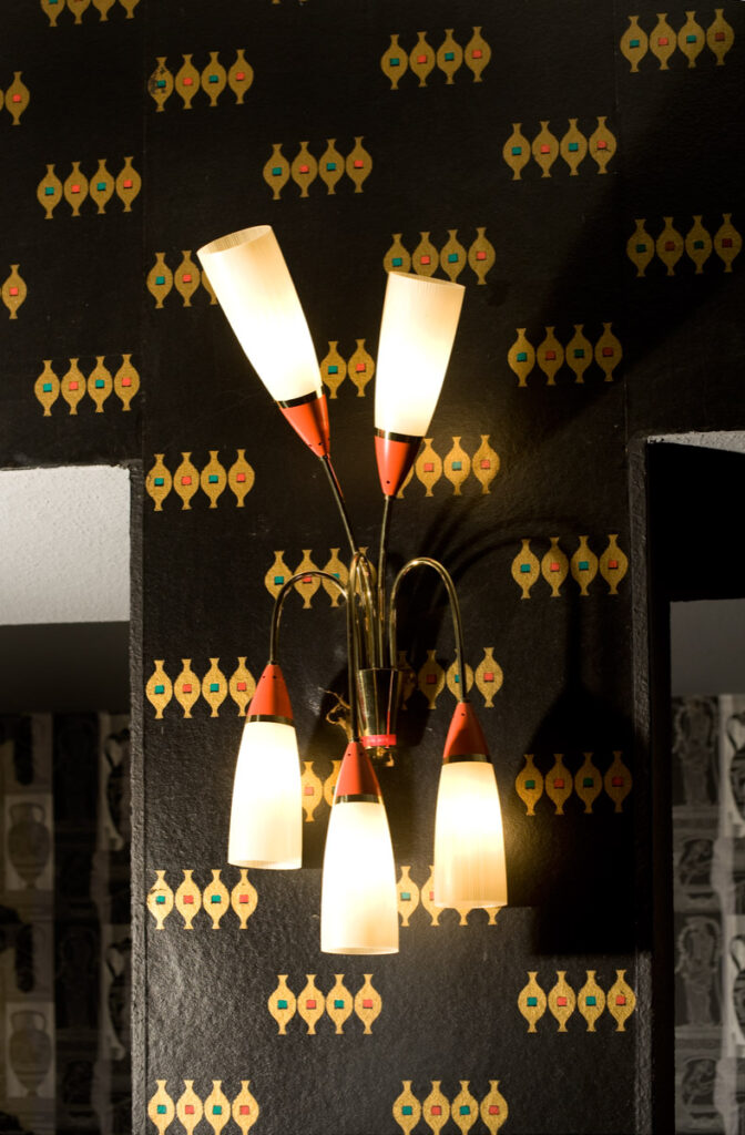 Originaltapete und Lampe im Heimhoft-Theater