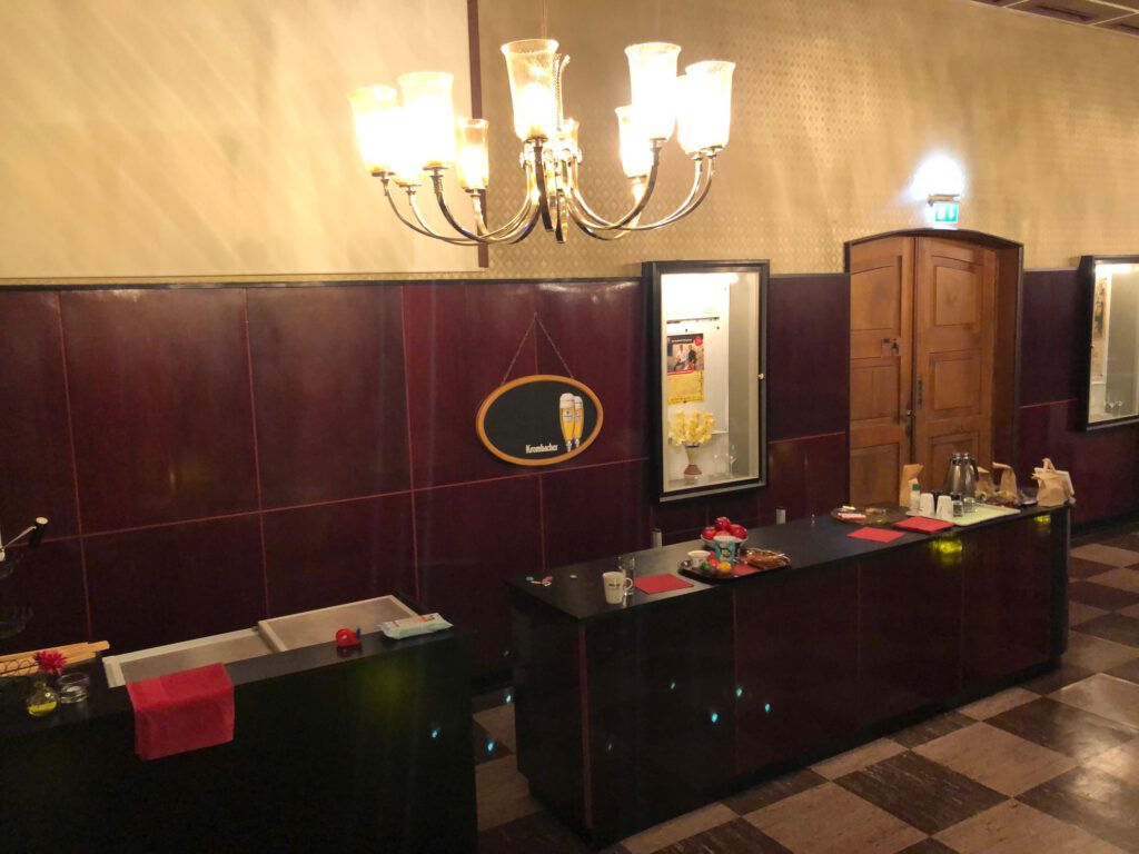 Wandelhalle des Heimhof-Theaters mit Thekenbereich