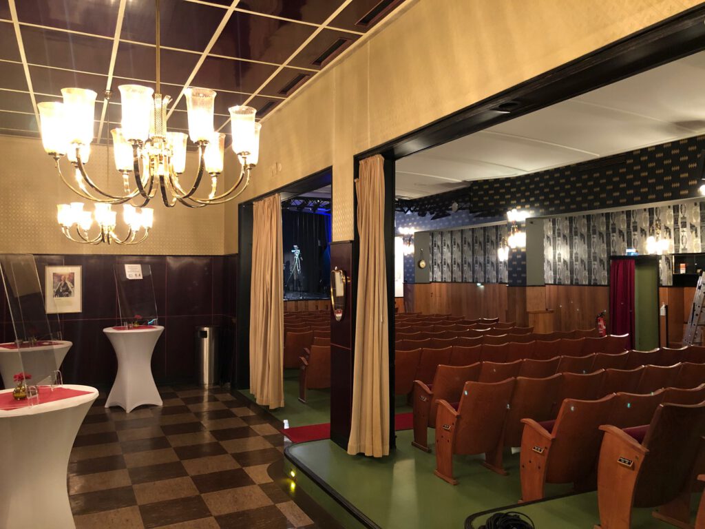 Blick aus der Wandelhalle in den Zuschauerkaum des Heimhof-Theaters