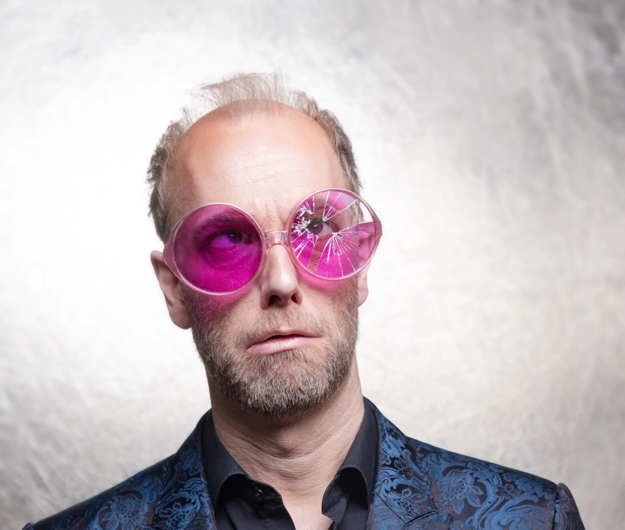 Kabarettist Michael Krebs mit pinker Sonnenbrille