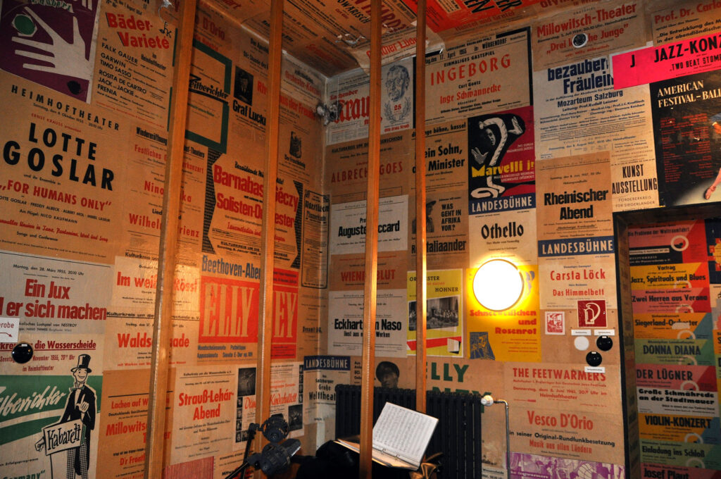 Alte Plakate hinter der Bühne des Heimhof-Theaters