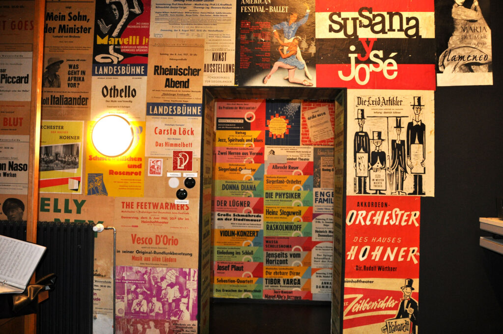 Alte Plakate hinter der Bühne des Heimhof-Theaters