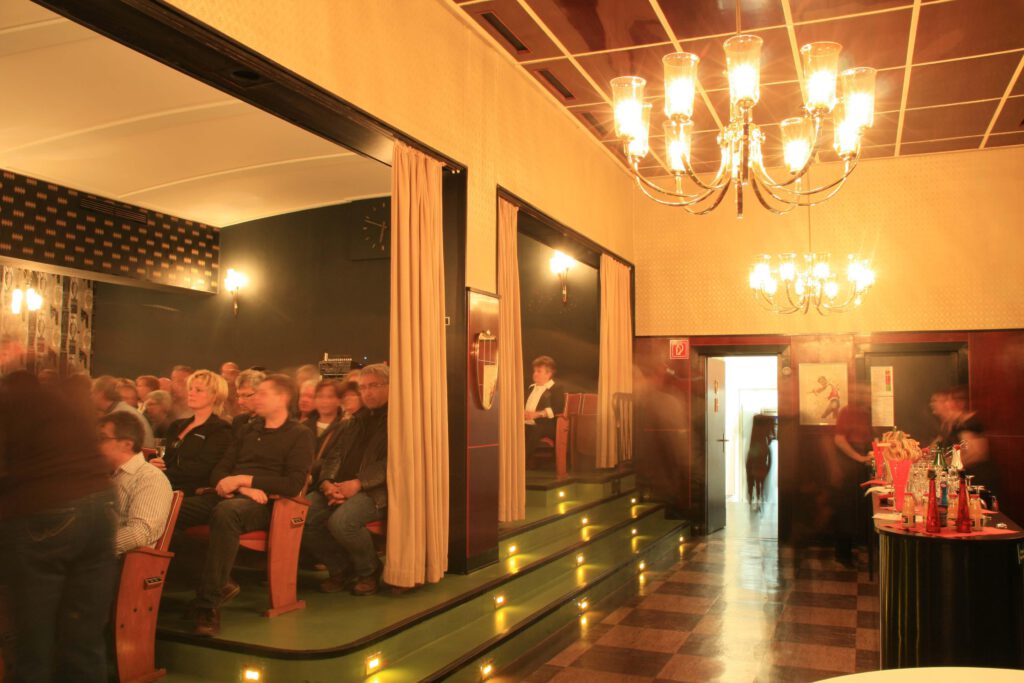 Blick in Wandelhalle und Zuschauerraum des Heimhof-Theaters