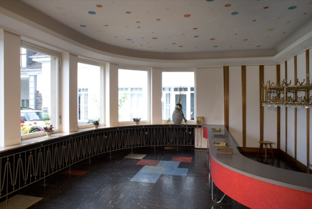 Foyer des Heimhof-Theaters mit Garderobe