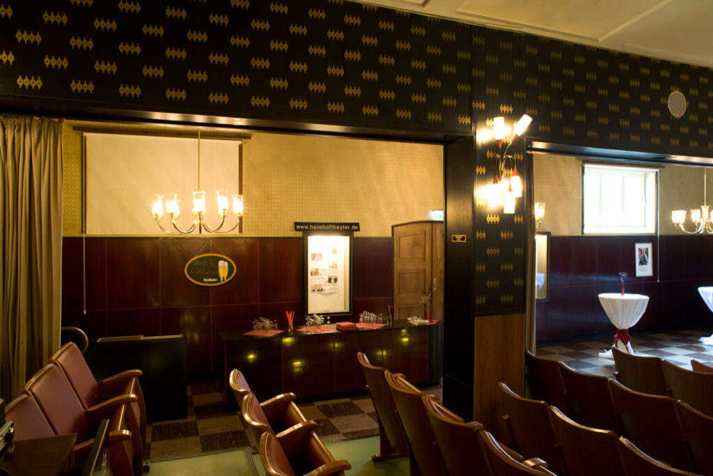 Blick aus dem Zuschauerraum in die Wandelhalle des Heimhof-Theaters